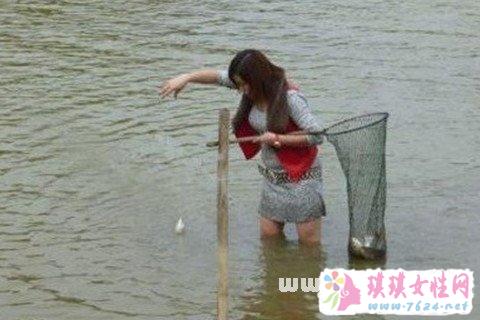 梦见女人在抓鱼