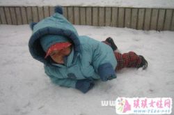 梦见在冰冻的雪路上滑倒