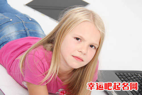 何姓诗经取名女孩大全