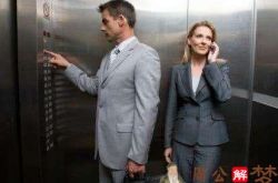 梦见我和老公俩人从24层电梯里一直在坐电梯下来