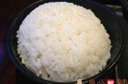 梦见煮一大些白米饭