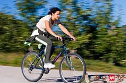 女人梦见骑自行车趟过水路